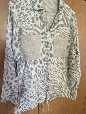Blouse animal print like new, light button M-L