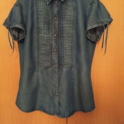 Sisley denim women's shirt like new with stud buttons and lilac-purple stone