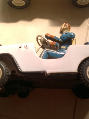 Vintage police jeep tin toy used, missing hats, battery operated