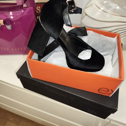 Exe velvet pumps with strap, like new, black