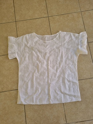 White short-sleeve blouse lightly used, size L