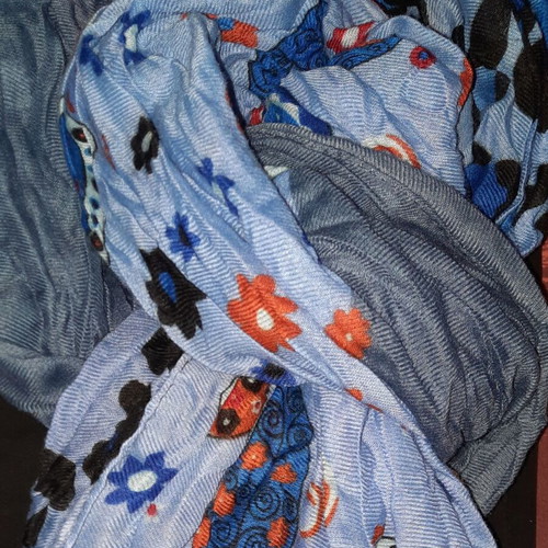 Large scarf like new with many shades of blue