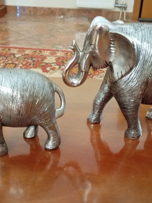Decorative Elephants like new, set of 2, 25cm and 15cm high