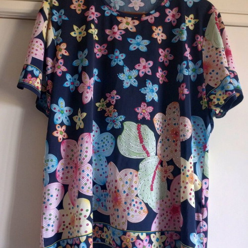 Floral blouse like new, size XL, with metallic stones