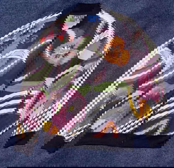 Adidas γυναικείο μπουφάν με φερμουάρ σε μέγεθος 6(xs-s) και αντίστοιχα σορτς σε μέγεθος 12(L, αλλά περισσότερο σαν M)