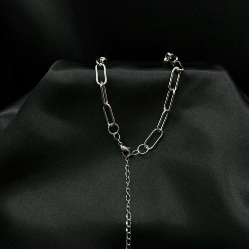 Choker necklace like new with spikes and glass beads silver