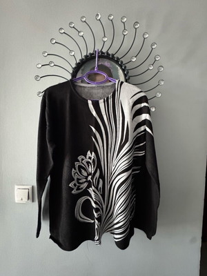 Women's blouse like new, size XL, black and white