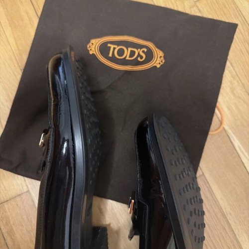 Tod's black patent leather loafer like new with gold logo detail