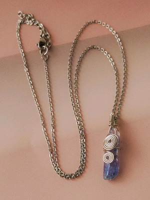 Κολιέ με γαλάζιο κρύσταλλο χαλαζία και ατσάλινη αλυσίδα κατόπιν παραγγελίας