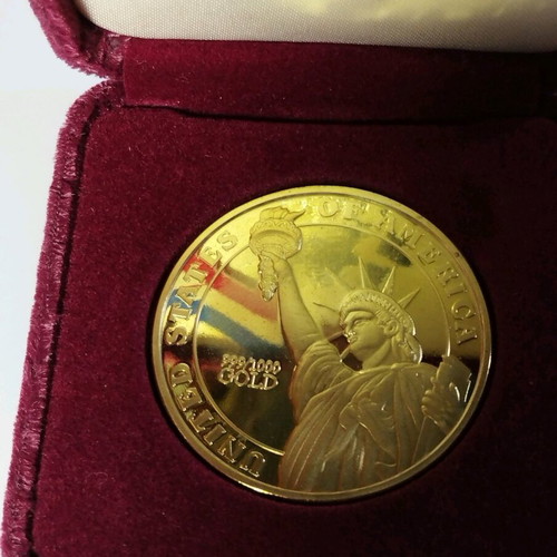 USA gold medal in official velvet case like new
