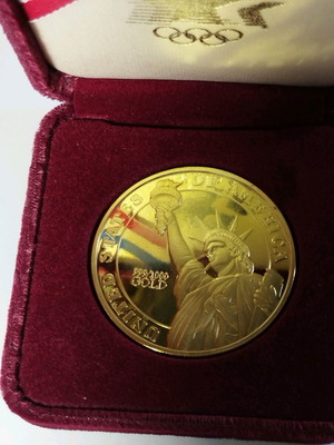 USA gold medal in official velvet case like new