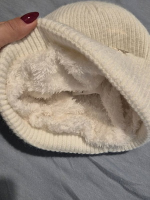 White hat like new with fur interior