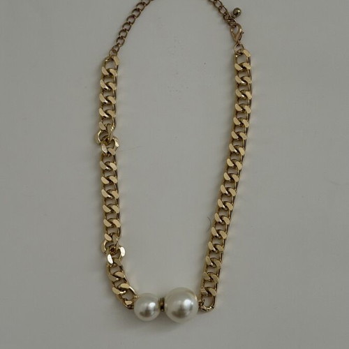 Necklace with pearls