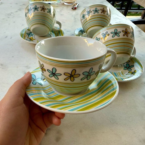 Set of 4 cups with saucers like new, retro design