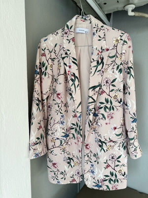 Floral suit like new with 3/4 sleeve and chino pants