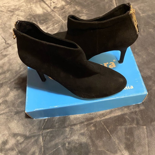 Women’s black suede ankle boots like new, size 41