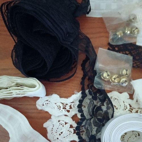 Elastic bands and lace like new, curtain tape with pockets