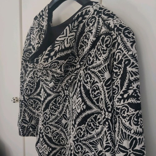 Women's pullover like new, size XL, black and white