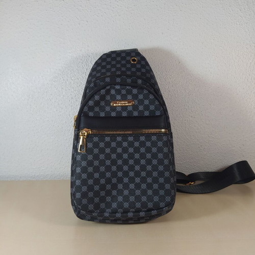 Black shoulder bag with gold details new, stylish and practical