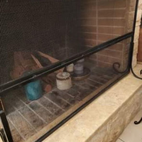 Fireplace screen used with half-opening capability