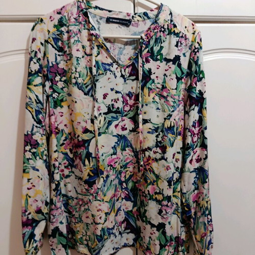 Women's printed shirt like new, size M