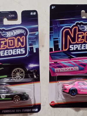 Hot Wheels Neon Speeders αυτοκινητάκια Porsche 934 Turbo RSR και Mazda RX-7