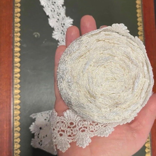 Lace with shells 7.60 meters new, off white with slight pearly tone