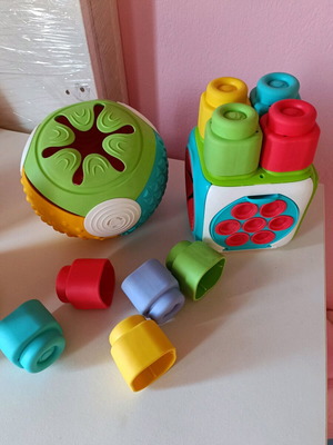 Βρεφικά παιχνίδια και κύβοι μεταχειρισμένα