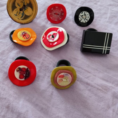 Set of 8 handmade rings with vintage and decorative buttons like new, multicolor