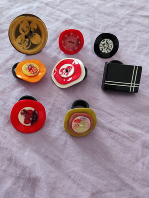 Set of 8 handmade rings with vintage and decorative buttons like new, multicolor