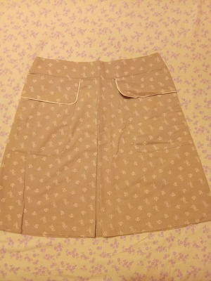Indi & Cold skirt like new, medium size, beige with floral pattern