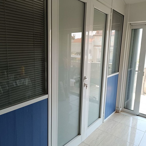 Office partitions with double glass and internal blinds, like new, 15m
