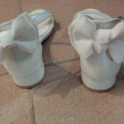 Nelli Blu white girl sandals size 32 like new with bow and heart buckle