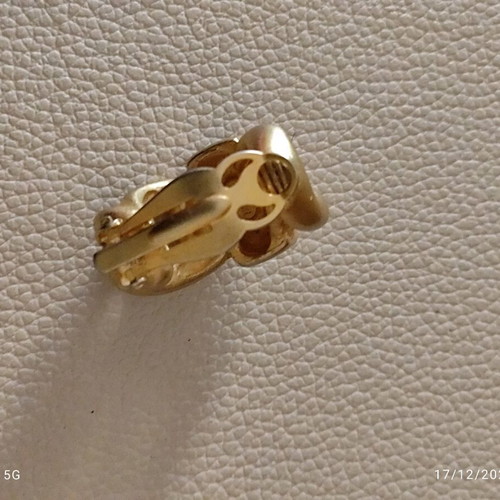 Givenchy clip earring used, gold color