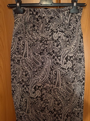 Knee-length skirt like new, comfortable fit, one size