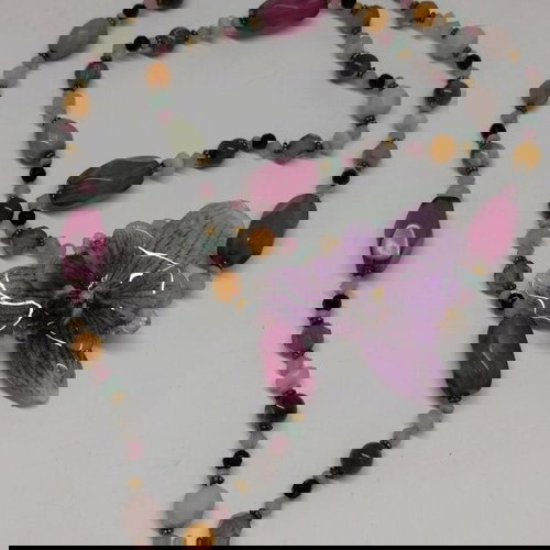 Колие с естествен цвят на орхидея изработено по поръчка