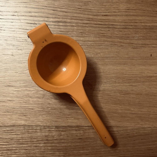 Citrus squeezer new, metal and sturdy