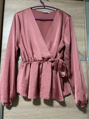 Satin blouse like new, pink with elastic waist and ribbon