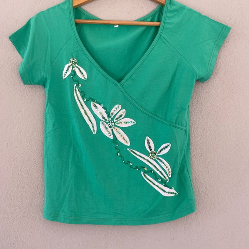 Green blouse S/M made of viscose with designs and sequins like new