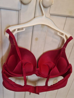 Bra new with super padding 85B red