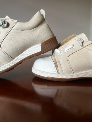 Leather baby shoes new, size 22, anatomical