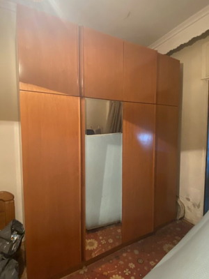 Σετ κρεβατοκάμαρας σαν καινούργιο με ντουλάπα, διπλό κρεβάτι και κομοδίνα