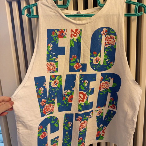 Ths Fashion sleeveless women's top medium size like new, multicolor