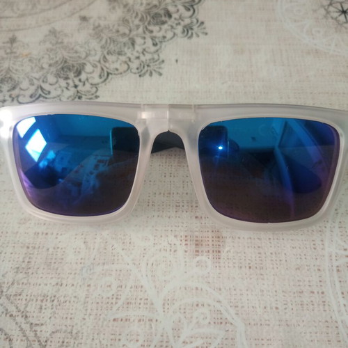 Sunglasses set of 2 like new, mirror lenses, folding and wooden frame