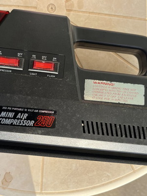 Φορητός αεροσυμπιεστής 12V 250 PSI με φως εργασίας και προειδοποιητικό φως