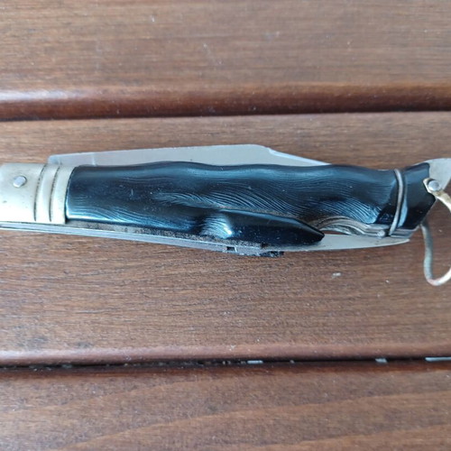 Old folding knife used, blade needs tightening