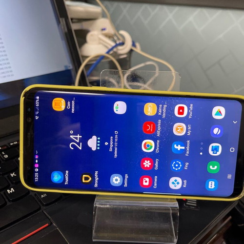Universal Stand new, transparent acrylic
