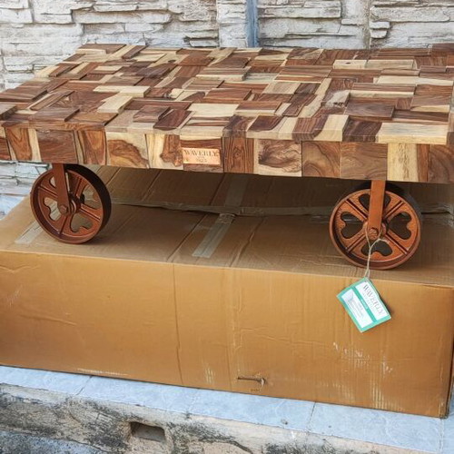 Coffee table with wheels like new