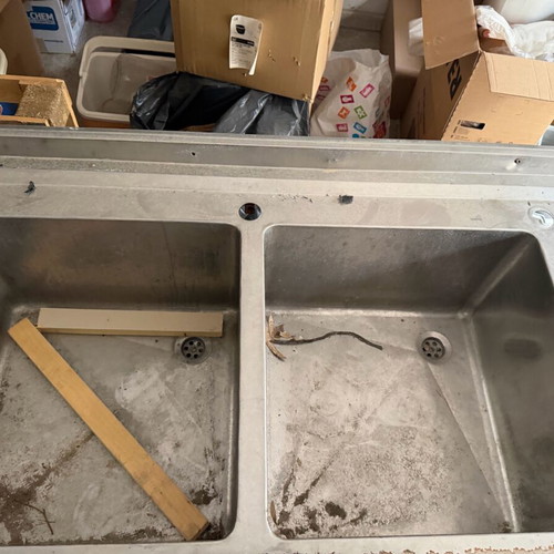 Stainless steel sinks, lantsa, table and baking tray racks used