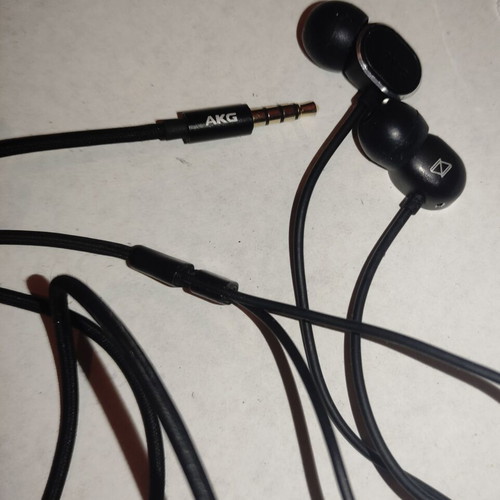 AKG N20 in-ear headphones used with microphone and case